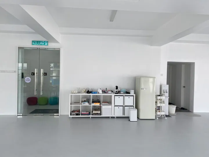 Entrance and storage at Space by Atelier Labo.